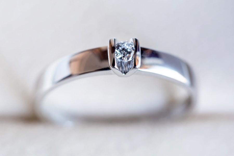 Weißgoldener Ring mit Diamant, ungewöhnliche Fassung - Verlobungsring-Design nach Wunsch