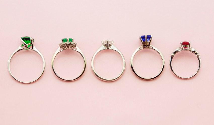 Fünf Ringe mit Edelsteinen - Verlobungsring-Design nach Wunsch