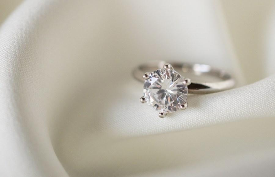 Schöner Verlobungsring aus Weißgold mit Diamant