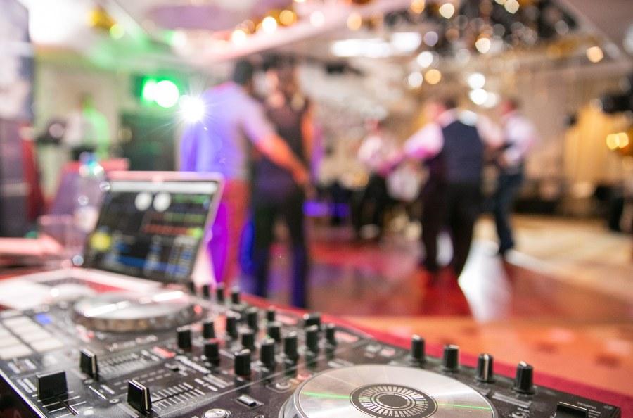 DJ-Pult auf einer Feier - Wie die Hochzeit finanzieren?