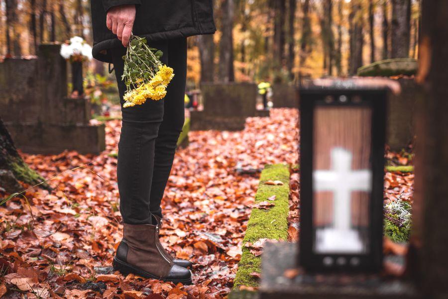 junge Frau auf dem Friedhof