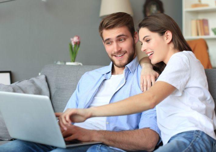 Junges Paar sgoppt online - Hochzeitstermin steht: Eheringe wie lange vorher kaufen