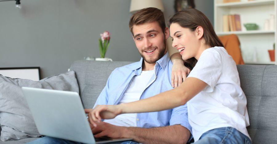 Junges Paar sgoppt online - Hochzeitstermin steht: Eheringe wie lange vorher kaufen