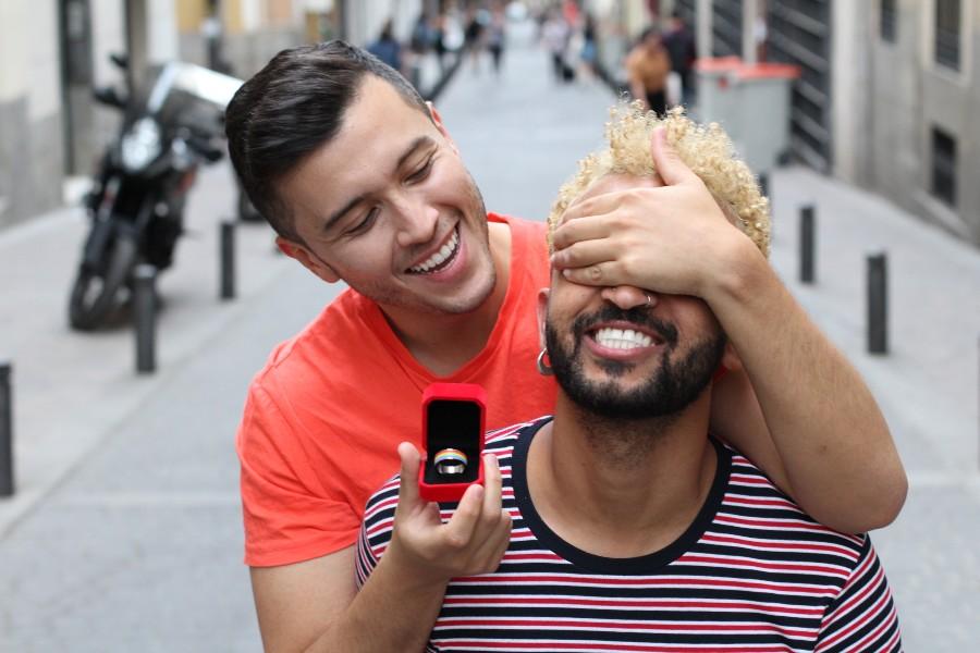Schwuler Mann macht Freund Heiratsantrag - Verlobungsring für beide Partner