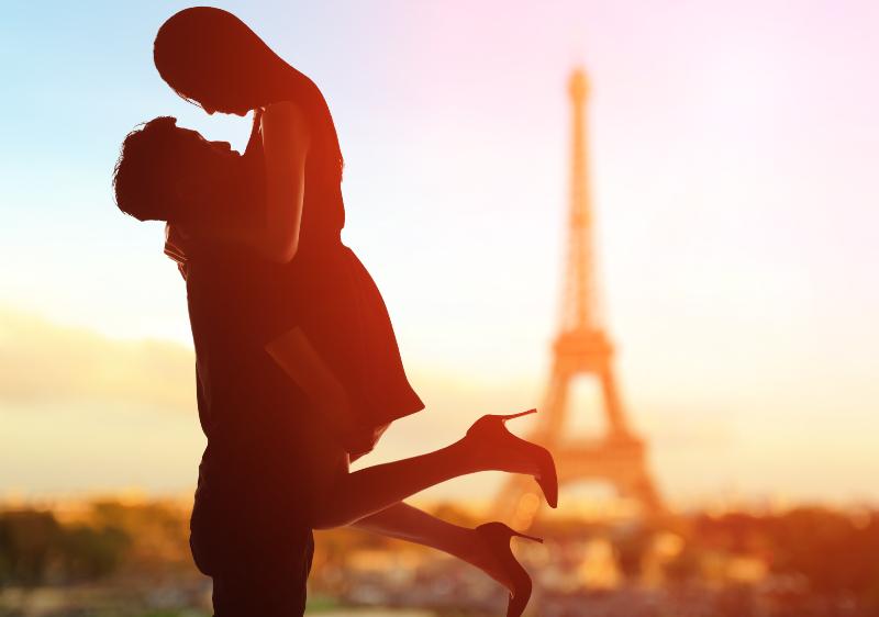 Glückliches Paar in Paris